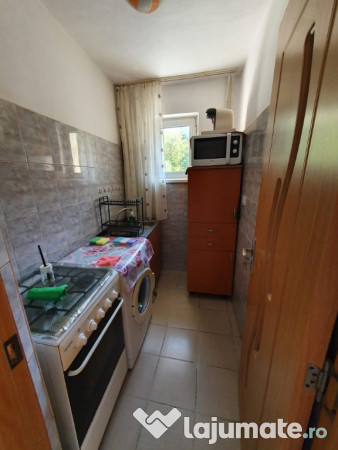 Închiriez apartament 3 camere cu centrala Petrisor