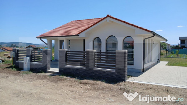 Casa individuala cu 3 de camere de inchiriat,80 mp utili,353