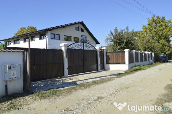 Calinesti - gorganu, casa cu 2 intrari, teren 2496 mp