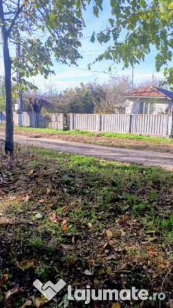 Teren cu casă bătrâneasca de vânzare