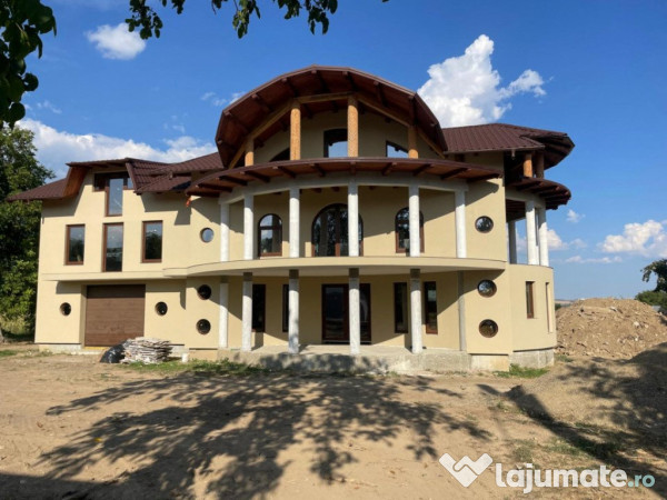 Casa cu 10 camere, 550 mp utili, 10.000 mp teren, zona zvori