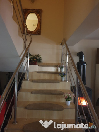 Vand casa cu etaj