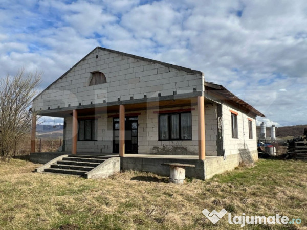 Casa la rosu la 10 km de bistrita