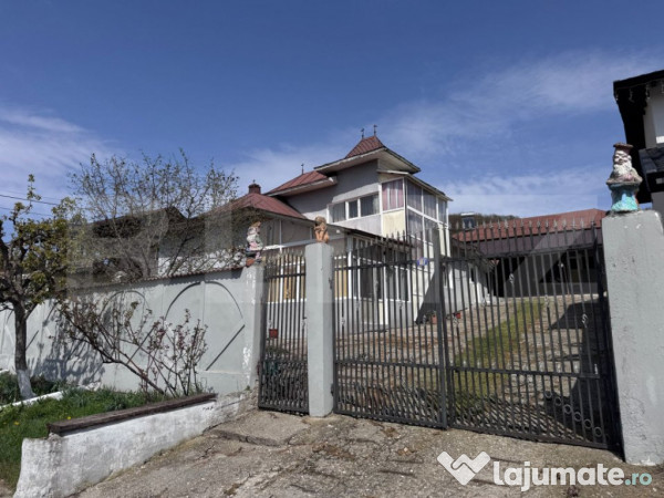 Casa de vanzare cu 5 camere, 281 mp, zona scheiu de jos