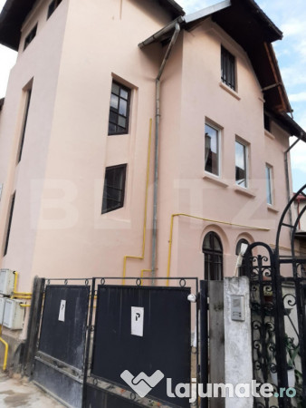 Casa de vanzare, cu 10 camere, suprafata utila 310 mp, zona