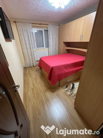 Vând apartament cu 4 camere