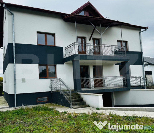 Casă multifuncțională cu subsol, parter și etaj, teren