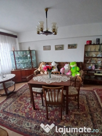 Apartament cu 4 camere zona 1 Decembrie 1918