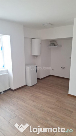 Camera renovata total 21 mp in bloc apartamente