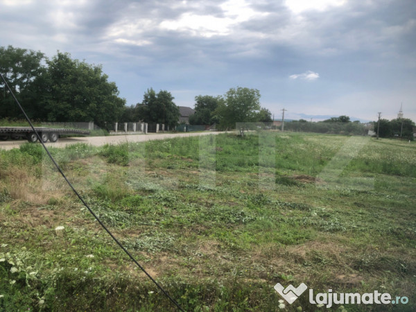 Teren intravilan, cu doua fronturi, zona supuru de sus
