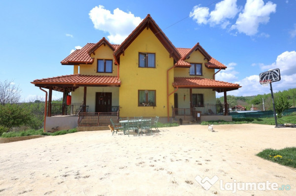 Casă de poveste cu 7 camere, 5 băi, 5 terase și vibe de toscana